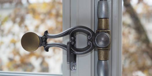 Zierruder 108 Guss mit Flachknopf Messing roh mit Klarlack matt lackiert